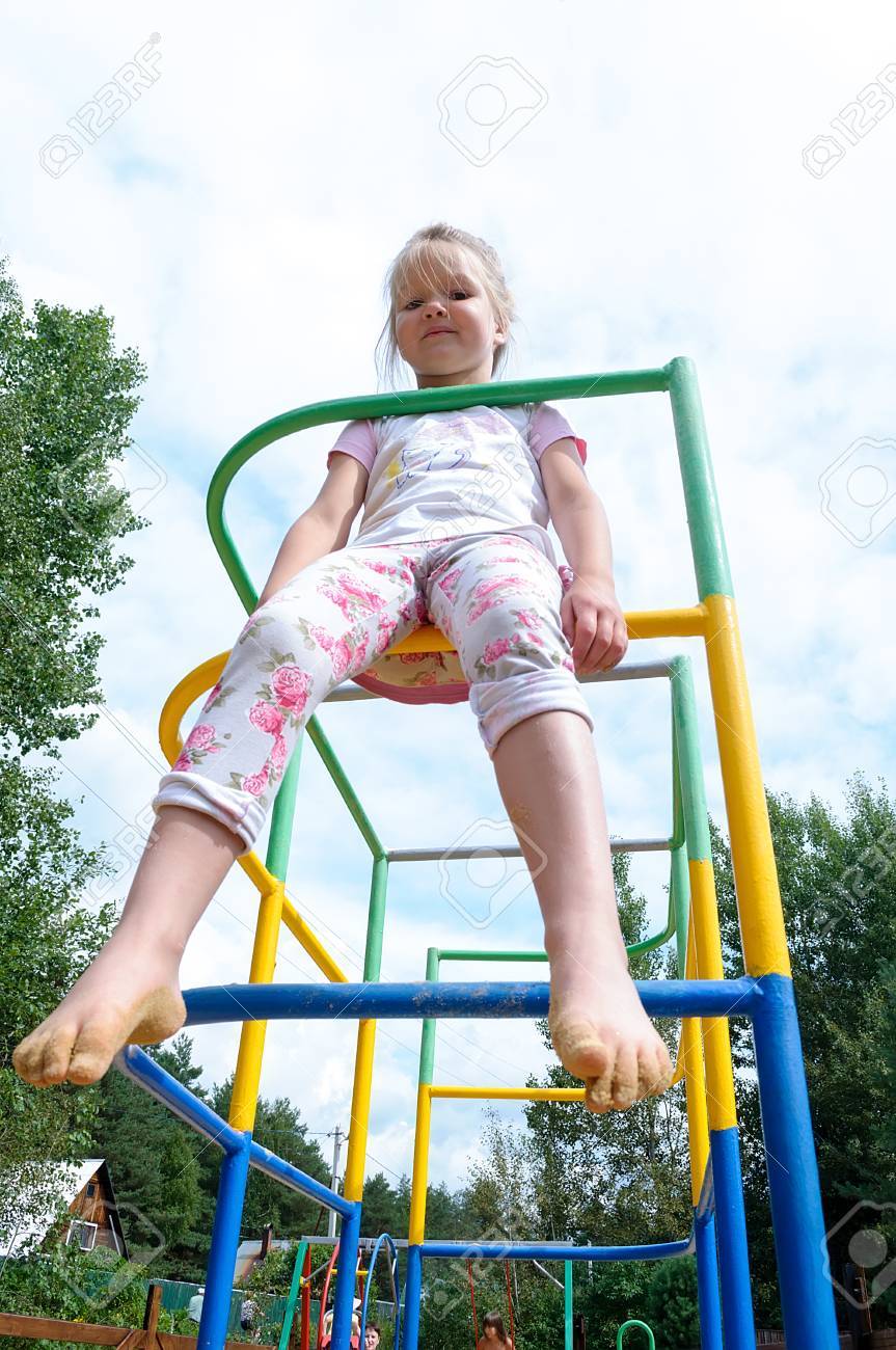 アクティブな女の子を遊び場に の写真素材 画像素材 Image