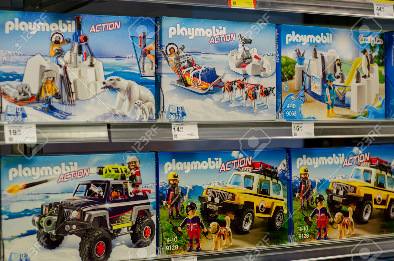 Soest, Alemania - 12 De Enero De 2018: Kits De Construcción De Playmobil Para La Venta En El Supermercado Müller. Playmobil Es Una Línea De Juguetes Producidos Por El Grupo Brandstätter Con
