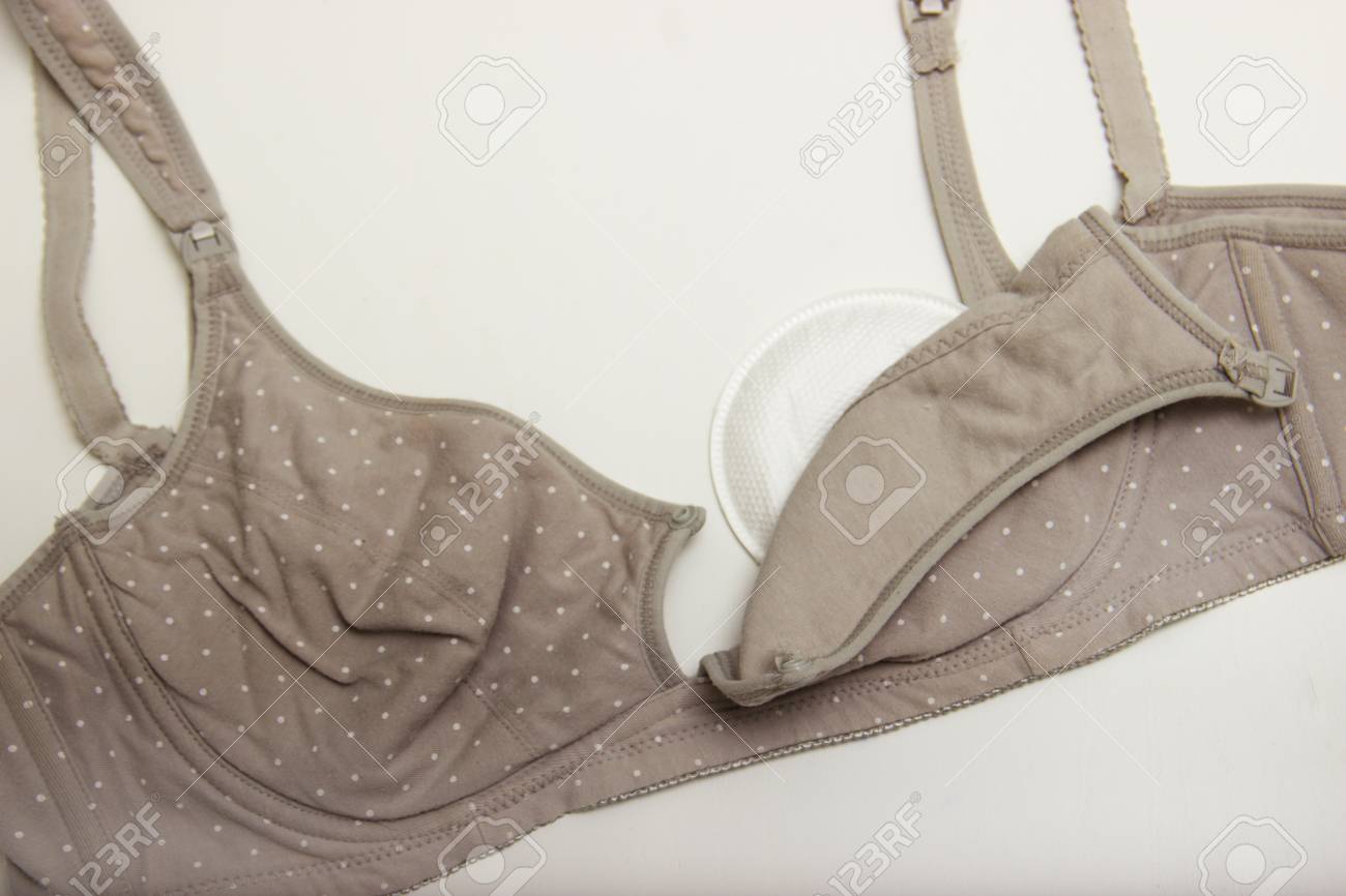 母親の授乳用ブラ 新しい使い捨て母乳パッドでママのブラ 流れを防ぐ服にミルクの授乳のためのカップを外すと便利です の写真素材 画像素材 Image 母親の授乳用ブラ 新しい使い捨て母乳パッドでママのブラ 流れを防ぐ服にミルクの授乳のためのカップを外すと便利です の写真素材 画像素材 Image