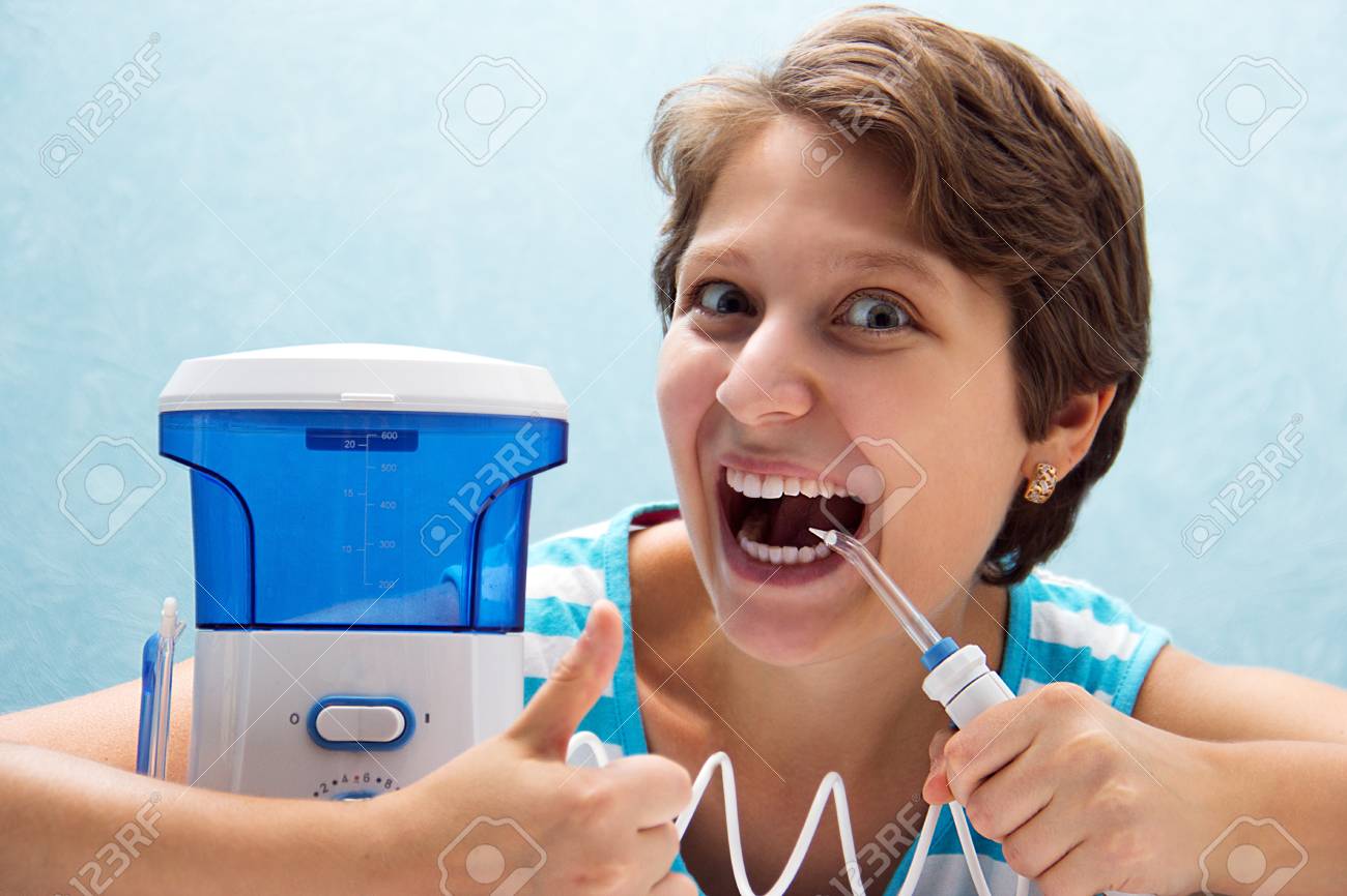 cepillo de dientes con agua a presion