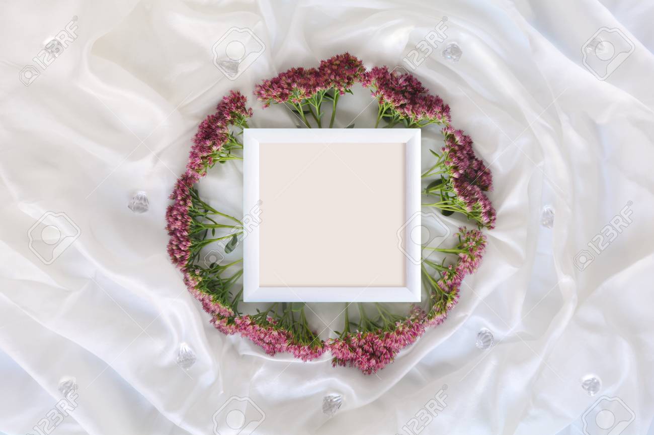 木製のフレームとクリスタルと白いシルクのピンクの花 アート作品 挨拶 結婚式 誕生日カードのフラット レイアウト構成 の写真素材 画像素材 Image