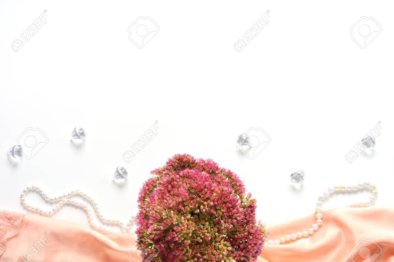 白とピンクの絹の花とのモックアップします アート作品 挨拶 結婚式 誕生日カード フラット レイアウト構成 ロマンチックな平面図です の写真素材 画像素材 Image