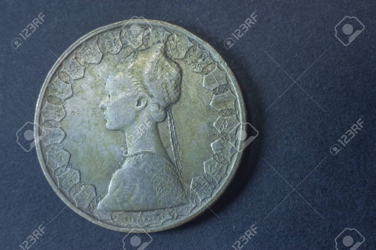 500 리라 이탈리아 헤드 코인, 오래되고 어렵고 찾기 힘든 희귀 한 빈티지. 로열티 무료 사진, 그림, 이미지 그리고 스톡포토그래피.  Image 79807975