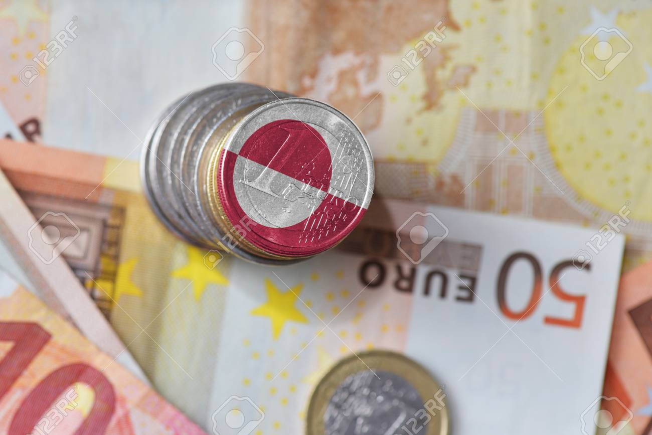 ユーロ硬貨はユーロのお金紙幣の背景にグリーンランドの国旗と。財務の概念の写真素材・画像素材 Image 84123088