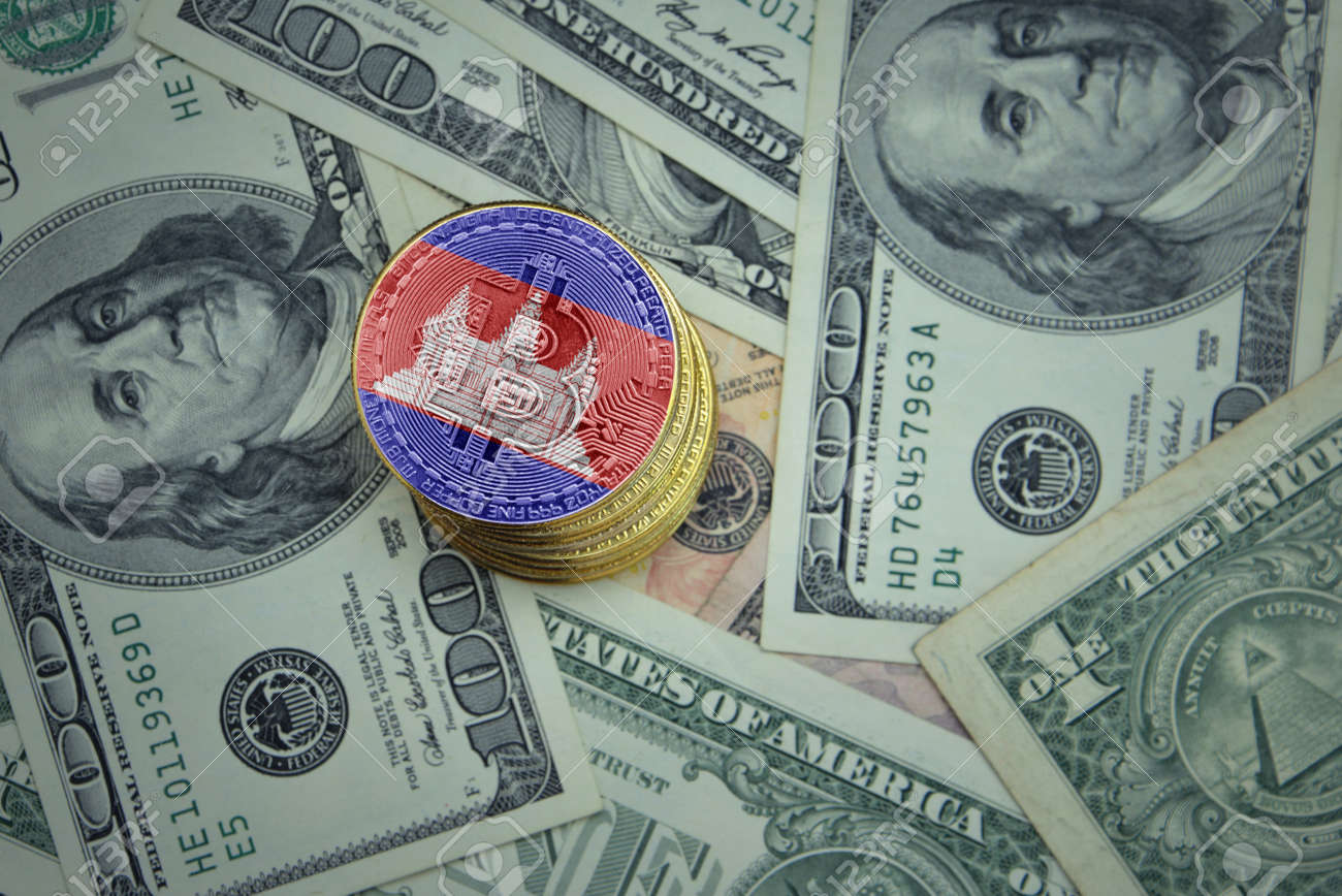 달러 돈 배경 비트코인 채굴 개념에 캄보디아 국기가 달린 황금빛 빛나는 비트코인 로열티 무료 사진, 그림, 이미지 그리고  스톡포토그래피. Image 164541456