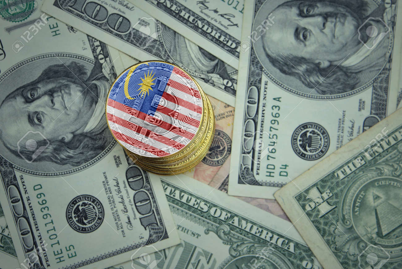 달러 돈 배경 비트코인 채굴 개념에 말레이시아 국기가 달린 황금빛 빛나는 비트코인 로열티 무료 사진, 그림, 이미지 그리고  스톡포토그래피. Image 164541593