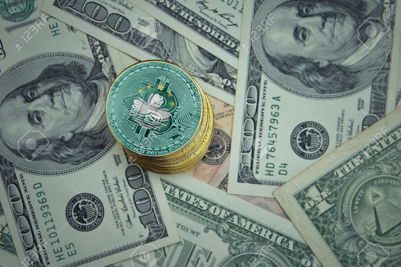 달러 돈 배경 비트코인 채굴 개념에 마카오 국기가 달린 황금빛 빛나는 비트코인 로열티 무료 사진, 그림, 이미지 그리고 스톡포토그래피.  Image 164541597