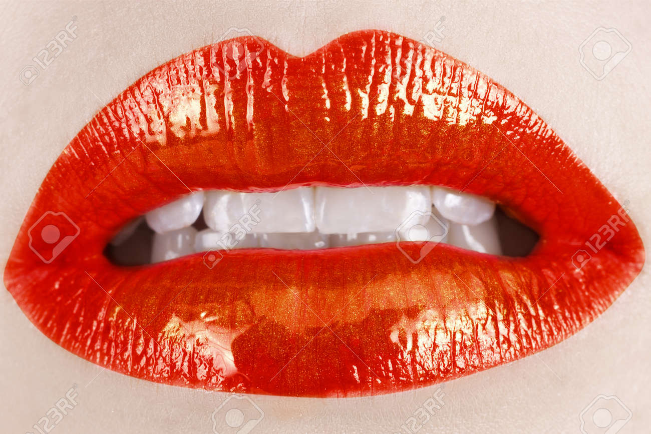 Macro Des Lèvres De La Femme Avec Rouge à Lèvres Rouge Vif Sur Les Lèvres Pulpeuses