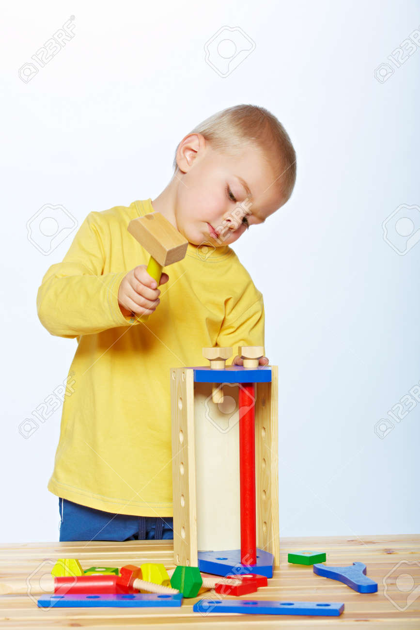 3 歳幼児男の子おもちゃ木製ハンマーとスタジオの背景の上のツールボックス の写真素材 画像素材 Image 3 歳幼児男の子おもちゃ木製ハンマーとスタジオの背景の上のツールボックス の写真素材 画像素材 Image