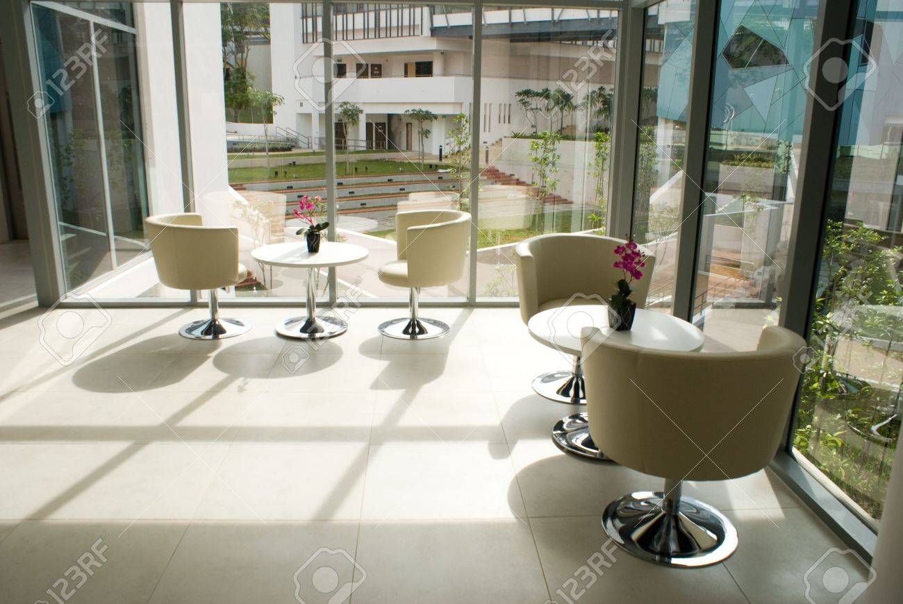 Moderno Edificio De Oficinas Y La Decoración Interior De Diseño ... Moderno Edificio De Oficinas Y La Decoración Interior De Diseño ...