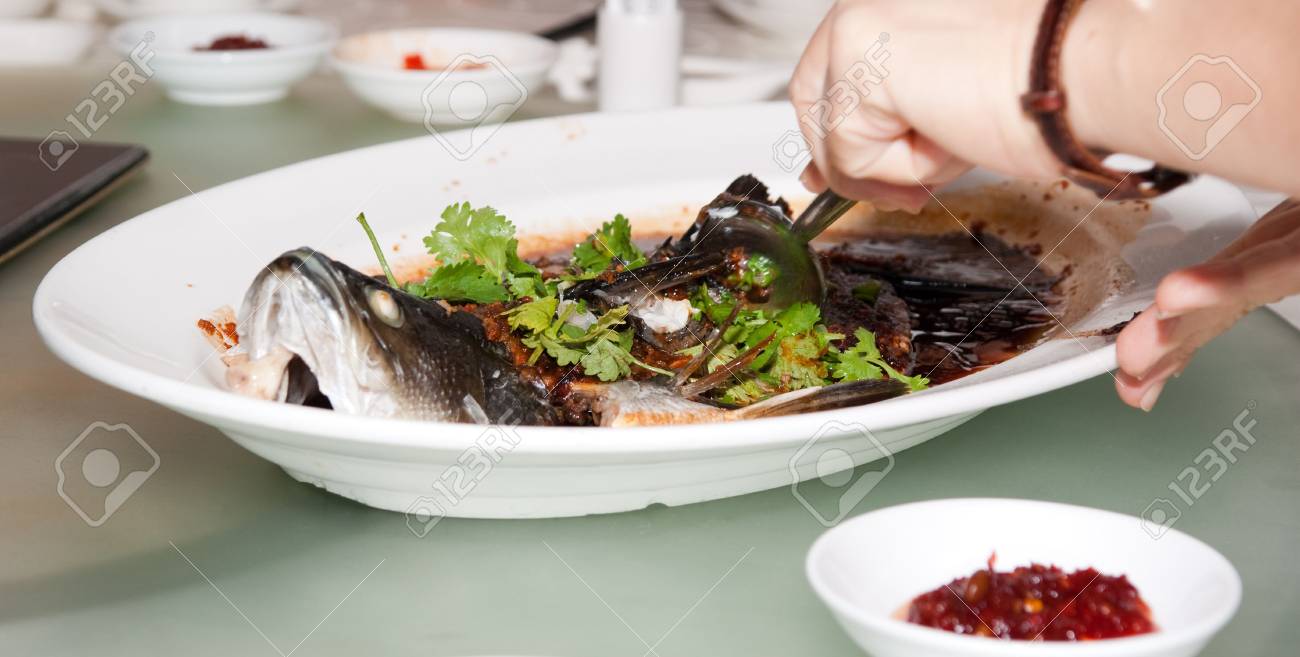Immagini Stock Cotto Di Pesce In Bianco Piatto Sul Tavolo Di Vetro
