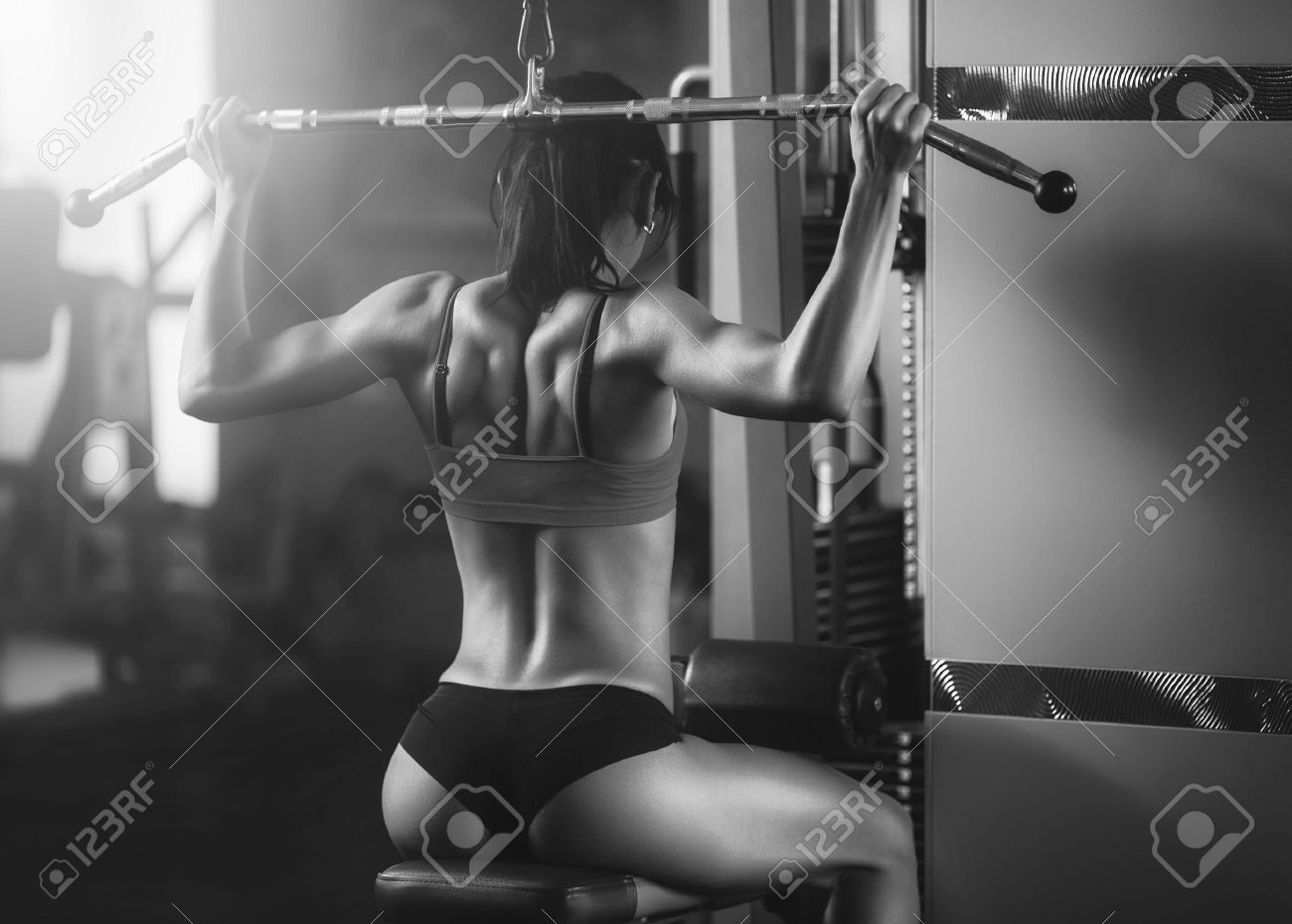 Sexy mit Brünette im Fitnessstudio Sexy mit Brünette im Fitnessstudio