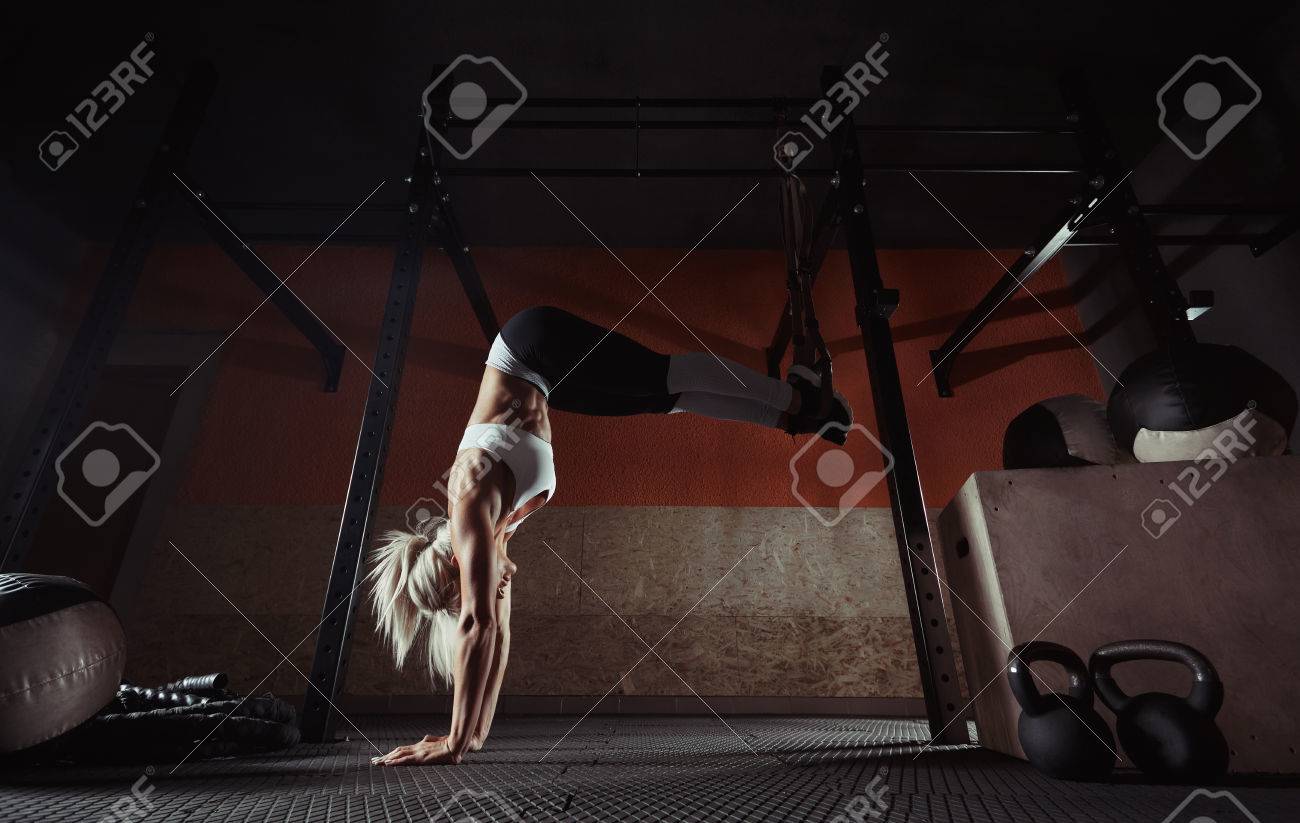 Fitness woman workout on the TRX in the gym - 81878483 Fitness woman workout on the TRX in the gym - 81878483