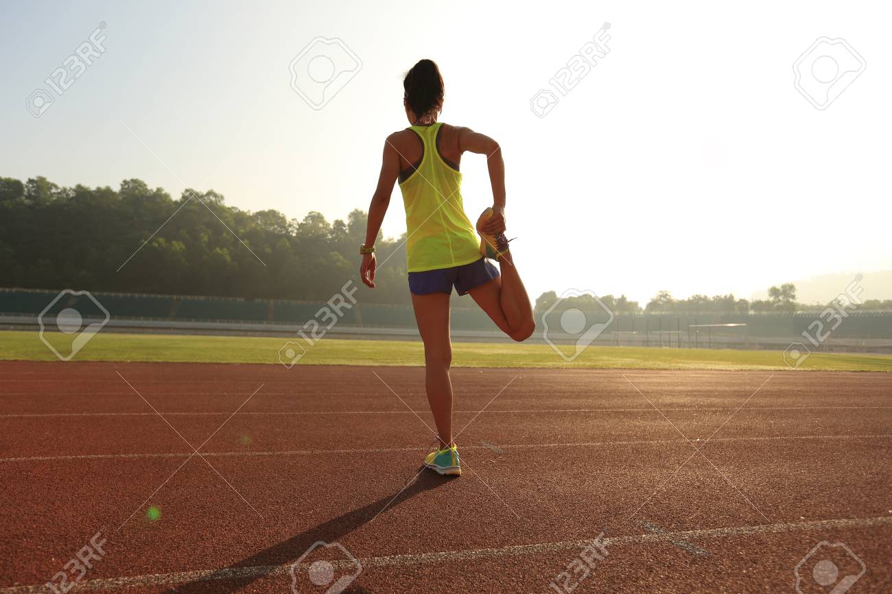 Junge Frau Laufer Beine Vor Der Lauf Wahrend Sonnigen Morgen Auf Stadion Spur Stretching Lizenzfreie Fotos Bilder Und Stock Fotografie Image