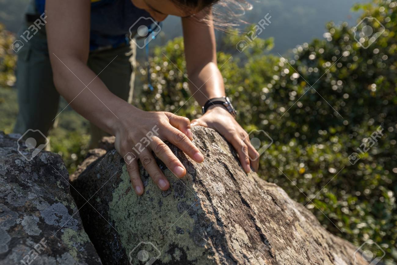 勇敢な女性バックパッカー登山岩を山の頂上に の写真素材 画像素材 Image
