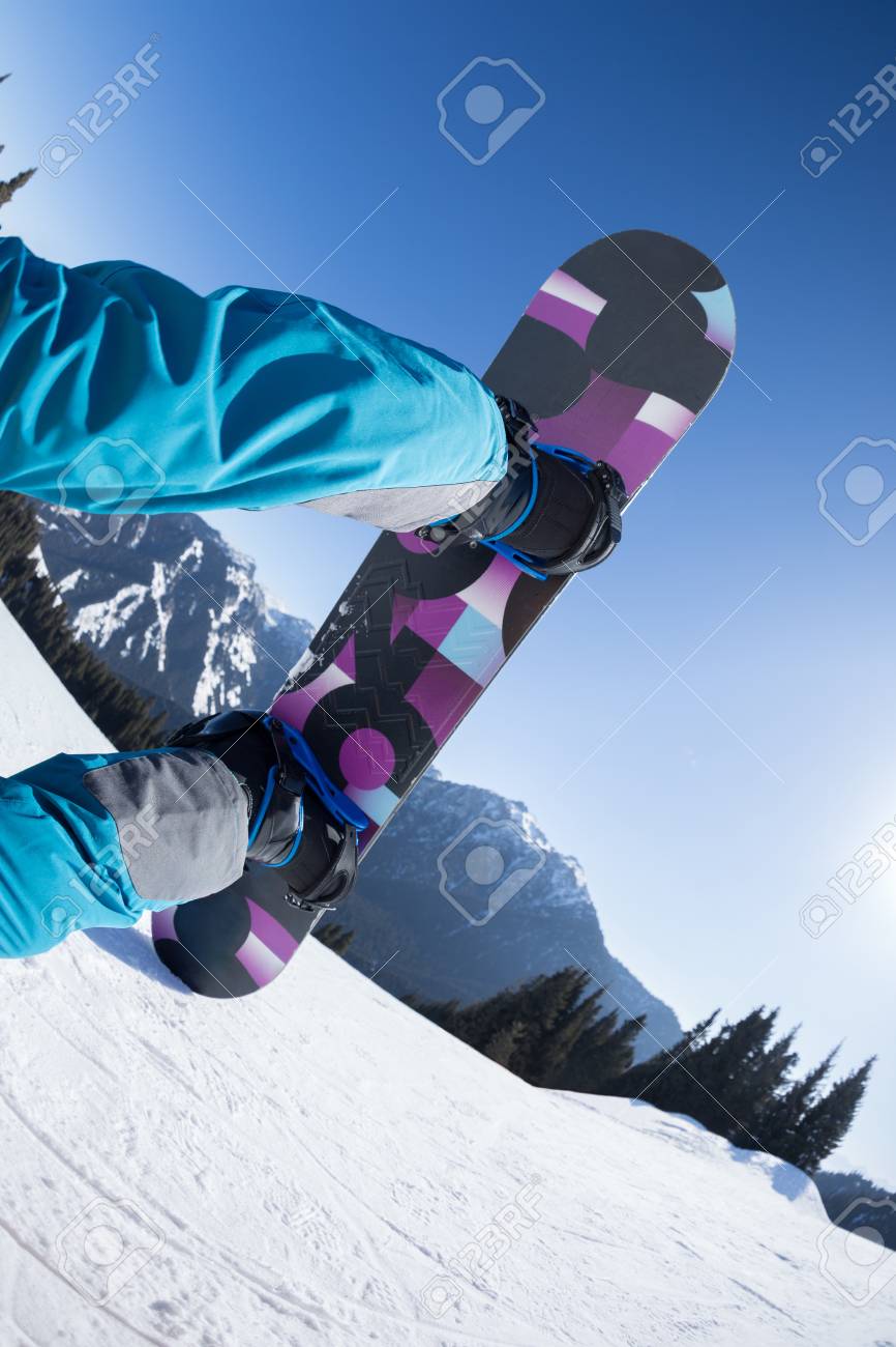 冬の山でスノーボードの足 の写真素材 画像素材 Image