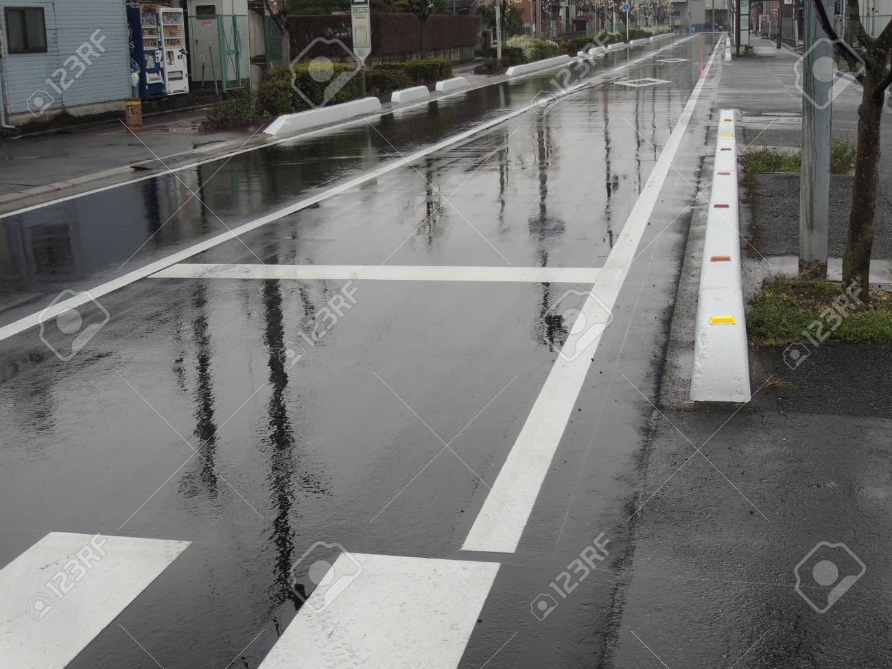 雨の中で濡れたアスファルト の写真素材 画像素材 Image