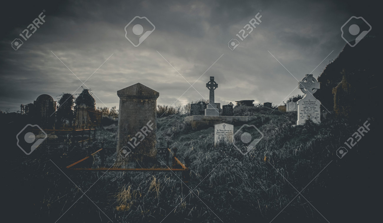 中世の教会墓地でのアイルランドのケルト十字古い不気味な墓地。幽霊墓地。怖い場所。古い墓の写真素材・画像素材 Image 160179858