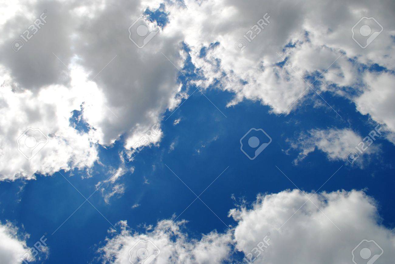 最後です 天候の変化 灰色の雲の銀の裏地を深いコバルト ブルーの空を破る の写真素材 画像素材 Image 最後です 天候の変化 灰色の雲の銀の裏地を深いコバルト ブルーの空を破る の写真素材 画像素材 Image