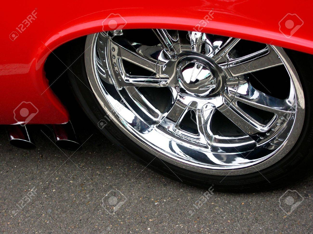 下げられた赤い車にクロム合金ホイールのクローズ アップ の写真素材 画像素材 Image