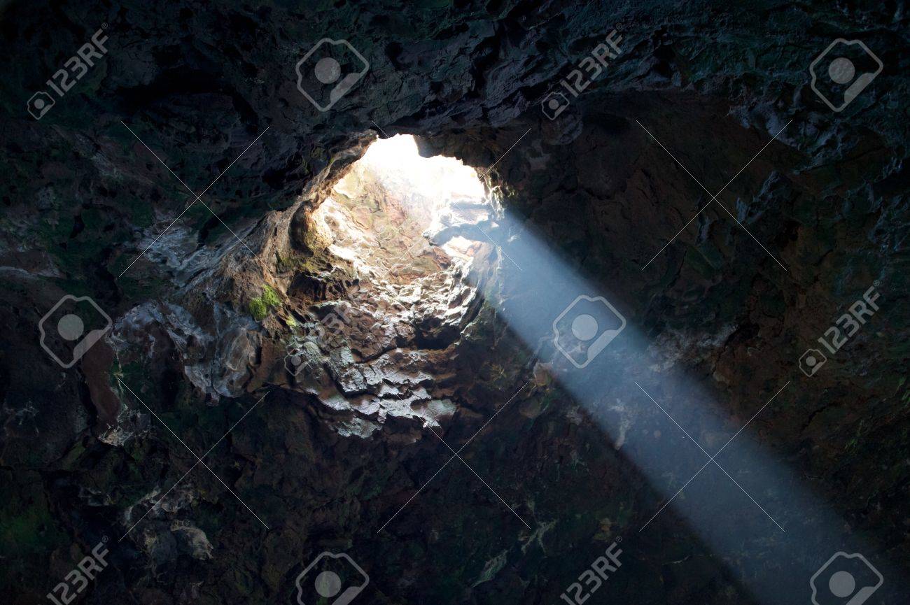 溶岩洞窟の天井の穴に光 の写真素材 画像素材 Image