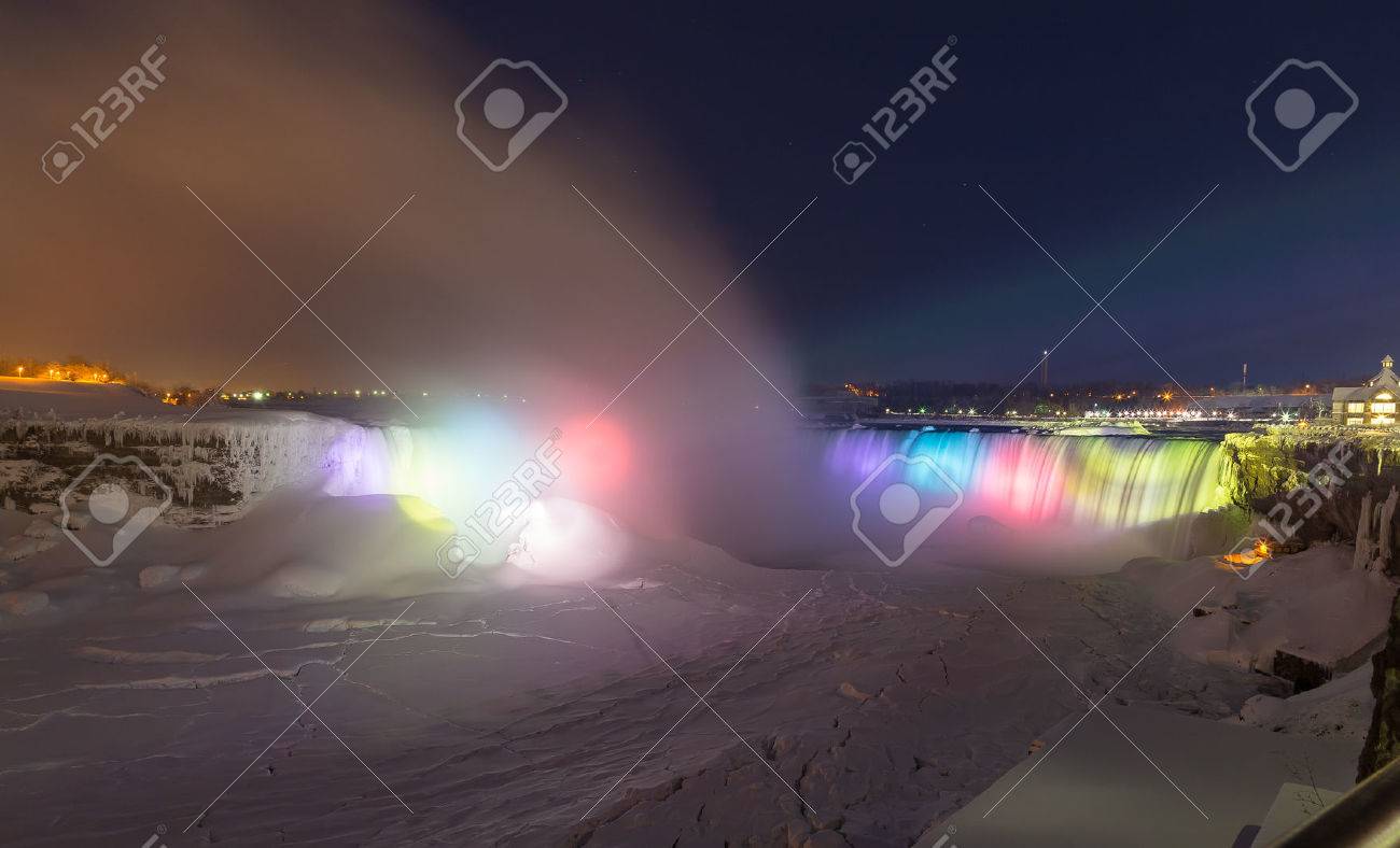 ナイアガラの滝 カナダ 15 年 2 月 25 日 冬の夜 ホースシュー滝 滝 雪と氷で Lightbeams を表示 の写真素材 画像素材 Image ナイアガラの滝 カナダ 15 年 2 月 25 日 冬の夜 ホースシュー滝 滝 雪と氷で Lightbeams を表示 の写真素材 画像素材 Image