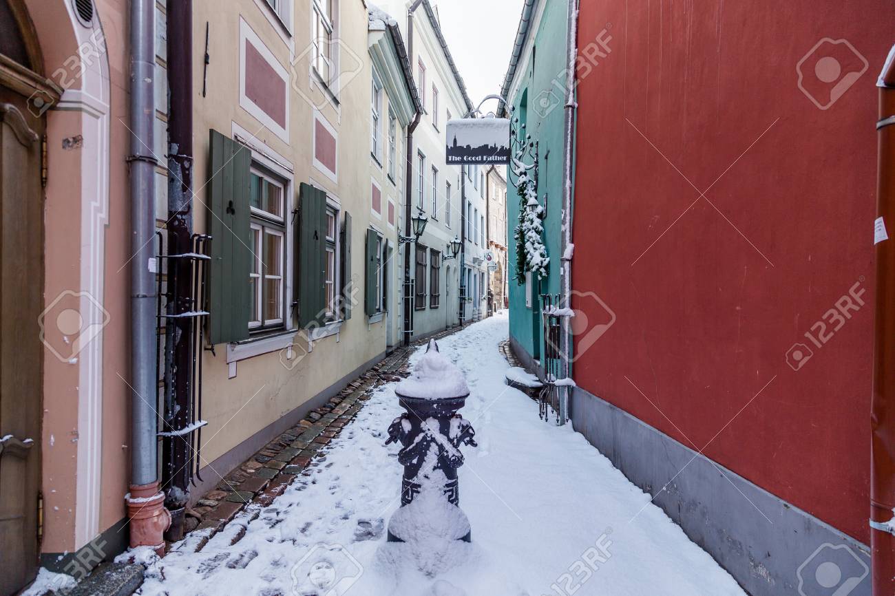 Riga Lettland 3 Januar 2017 Ein Blick Entlang Torna Iela In Riga Wahrend Des Tages Zeigt Die Aussenseite Von Geschaften Restaurants Und Schnee Lizenzfreie Fotos Bilder Und Stock Fotografie Image 72617448