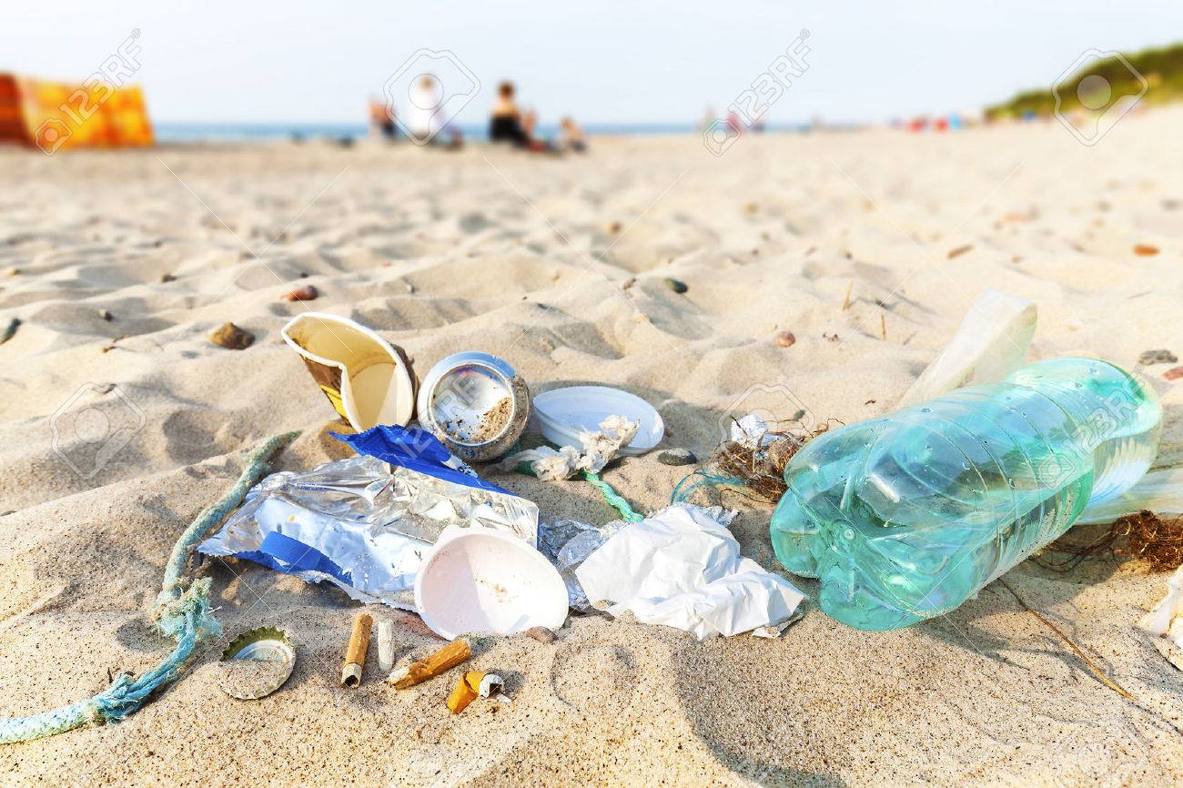 ビーチのサンセット 環境汚染コンセプト画像が バルト海沿岸 ポーランドのクラクフで観光客が左上にゴミ の写真素材 画像素材 Image