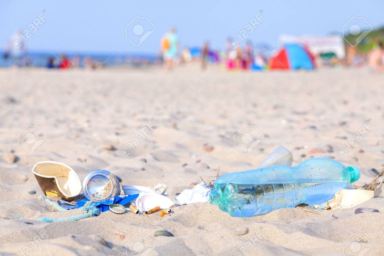 ビーチのサンセット 環境汚染コンセプト画像が バルト海沿岸 ポーランドのクラクフで観光客が左上にゴミ の写真素材 画像素材 Image