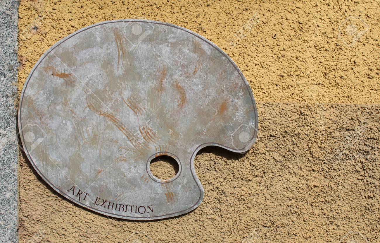 Paleta De Madera En Una Pared Con Escritura De Exhibicion De Arte