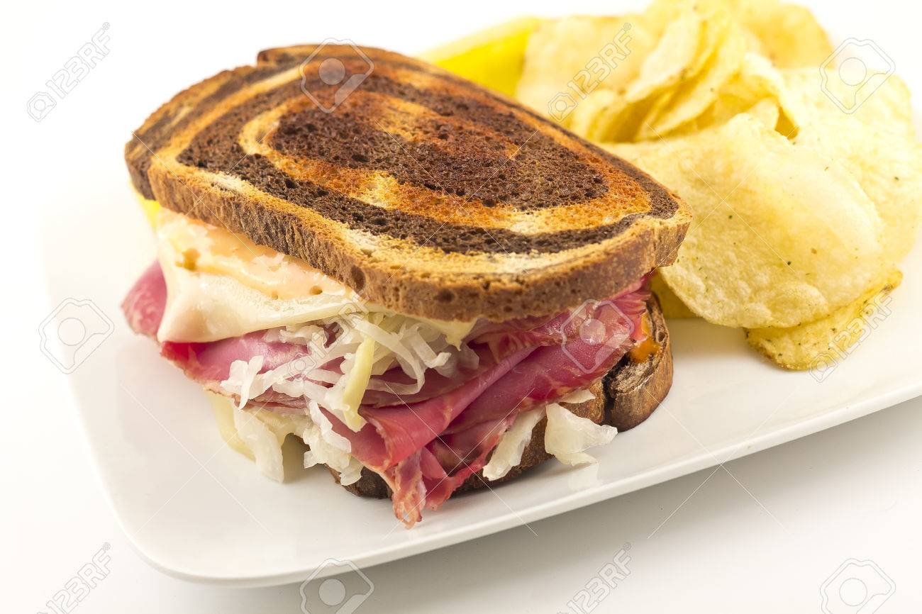 チップと漬物で有名なニューヨーク Reuben コンビーフ サンドイッチ の写真素材 画像素材 Image