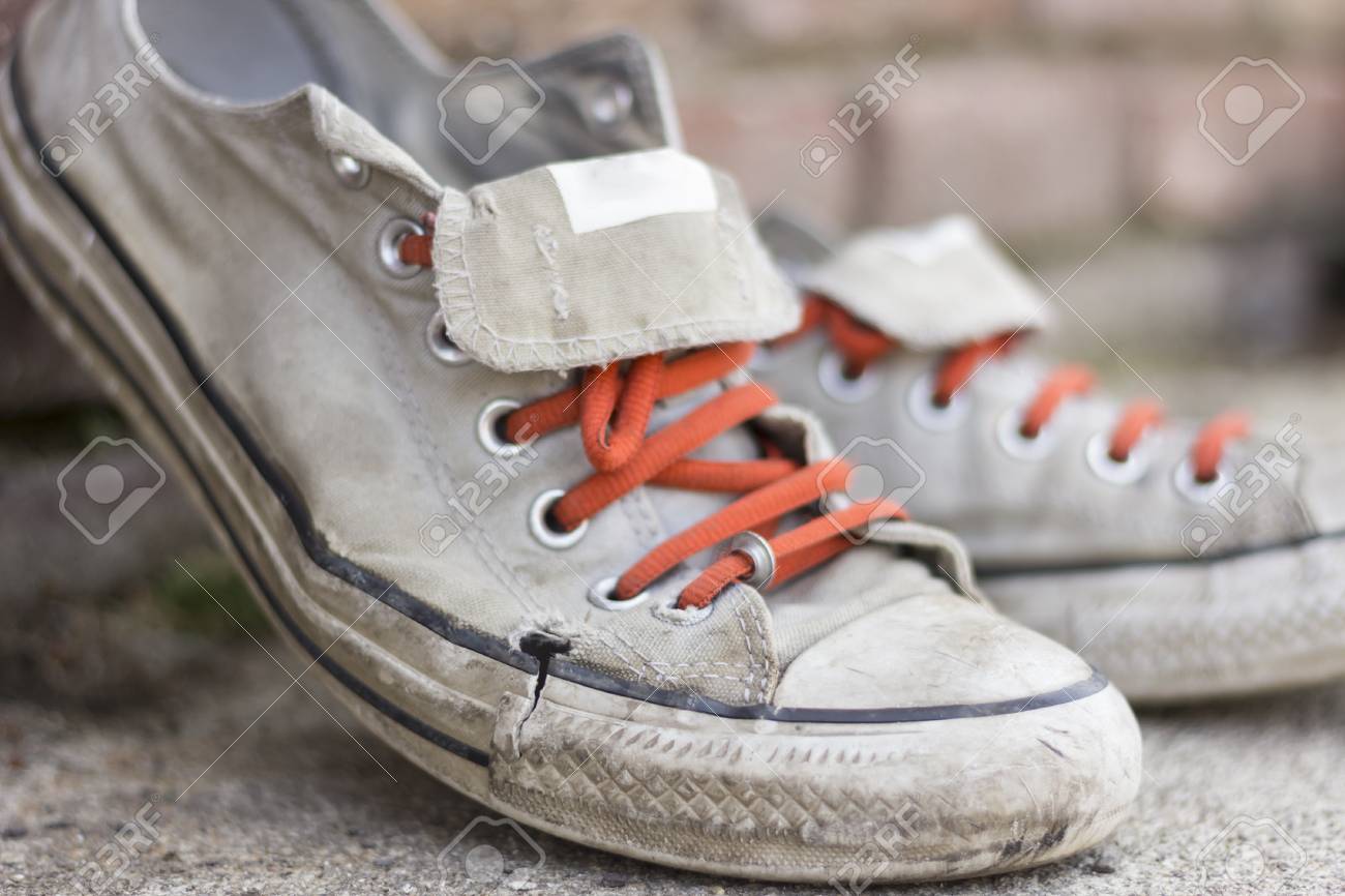 De Viejas Una Ladrillo Apoyado Gastadas Par Zapatillas Clásicas Pared Deporte Contra PXOkwZTiu