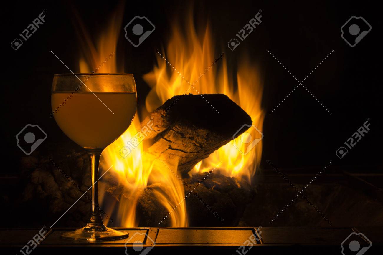 ワイナリーの冒険背景画像の火によってワイン グラス の写真素材 画像素材 Image