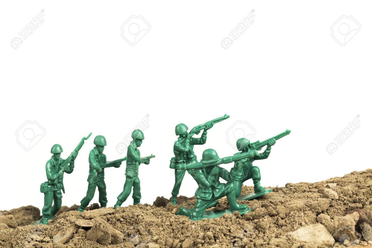 おもちゃの兵隊は戦争のイメージで地平線に沿って 3 月します の写真素材 画像素材 Image