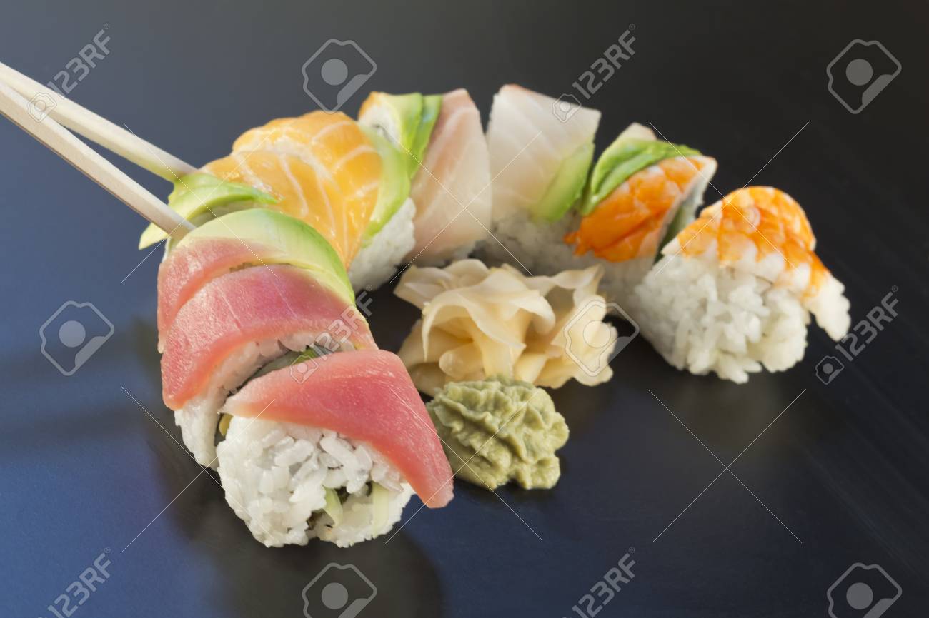 レインボー ロール寿司はわさびと生姜スライス の写真素材 画像素材 Image レインボー ロール寿司はわさびと生姜スライス の写真素材 画像素材 Image