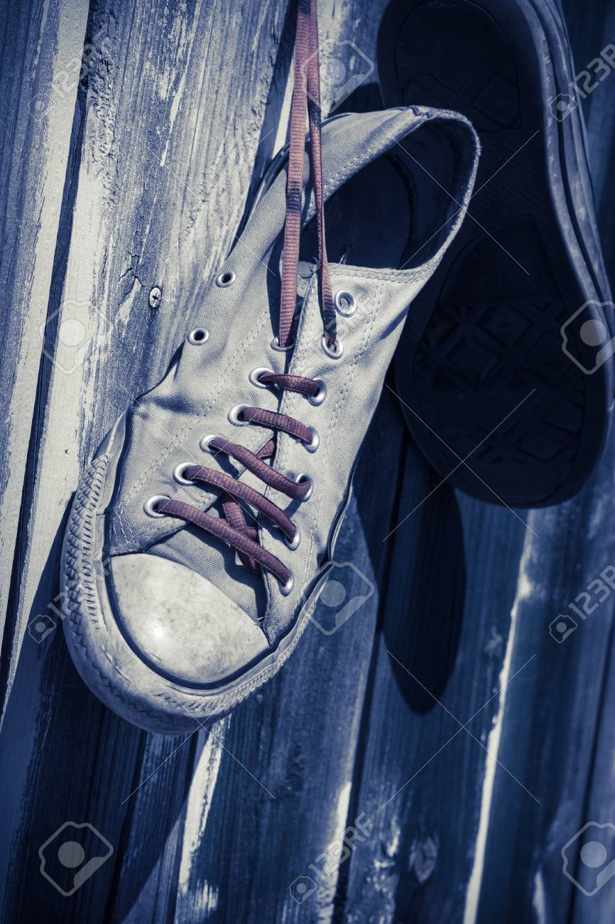 Colgando Deporte Zapatillas Cerca Clásicas Par De La Sundamaged Madera Viejas Gastadas fgbvyY76