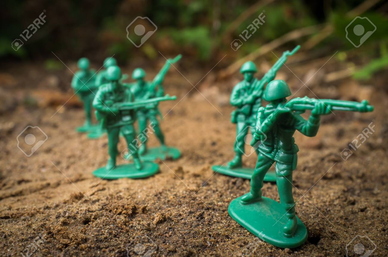 Grüne Spielzeugsoldaten Marschieren Vorwärts Bereit Für Den Kampf  Lizenzfreie Fotos, Bilder Und Stock Fotografie. Image 61293860.