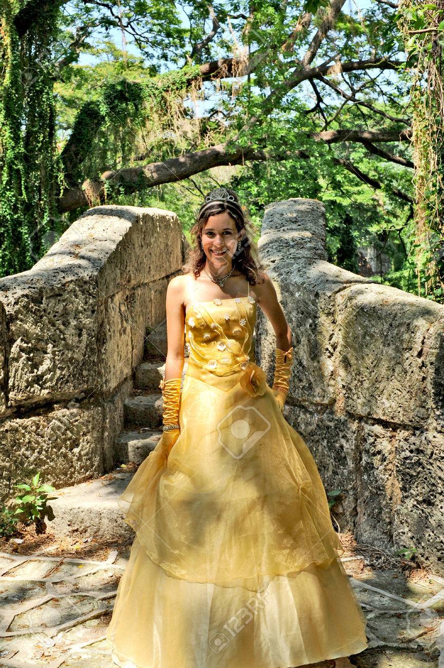 ハバナ キューバ 5 は 10 日 09年 09 年 5 月 10 日 キューバのハバナ キューバ 彼女の 15 歳の誕生日でポーズ美しい若い女性女の子到達 15 で女性らしさ 女の子が撮影されている通常 Genelar サイト の写真素材 画像素材 Image