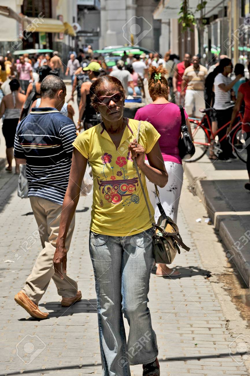 09 年 5 月 7 日 キューバのハバナの通りに赤い歩行を着てハバナ キューバ 09 年 5 月 6 日女性 の写真素材 画像素材 Image