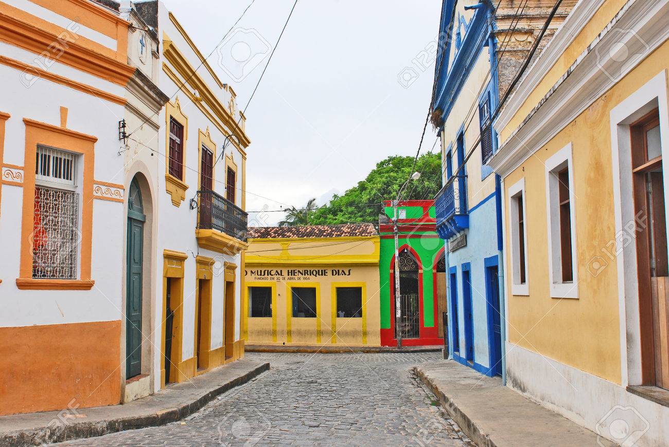 オリンダ レシフェ ブラジル 09 年 9 月 1 日カラフルな美しいオリンダ レシフェ ブラジルの家 09 年 9 月 1 日に前に石畳の通りの両側に住宅 の写真素材 画像素材 Image