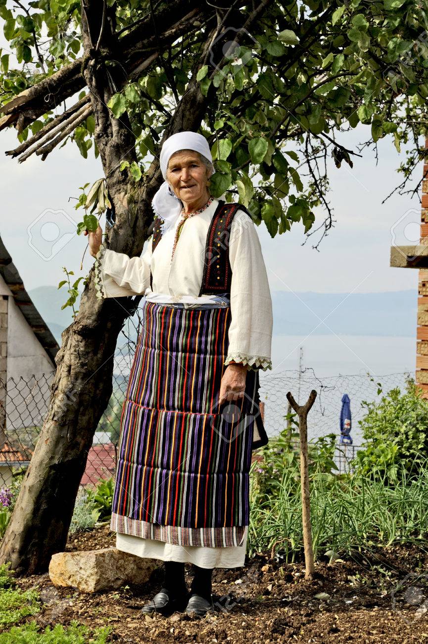 オフリド マケドニア共和国 17 11 年古いマケドニアの女性にオフリド マケドニアの田舎で 彼女の手で肉屋のナイフと国立スーツでポーズをとって 5 月 17 日 11 の写真素材 画像素材 Image
