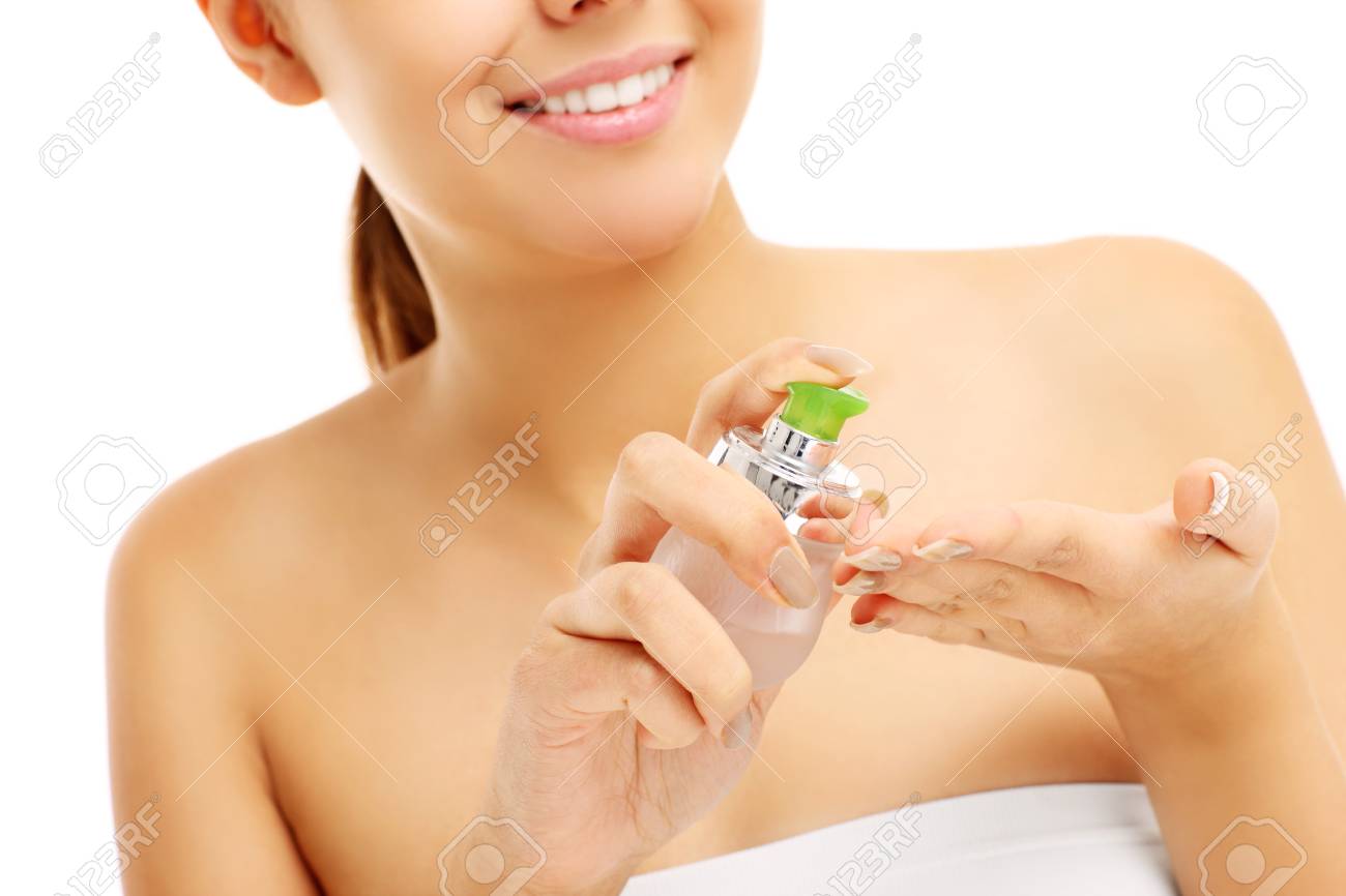 Ein Bild von einer schönen Frau, die Anwendung Balsam auf die Hände auf weißem Hintergrund Ein Bild von einer schönen Frau, die Anwendung Balsam auf die Hände auf weißem Hintergrund