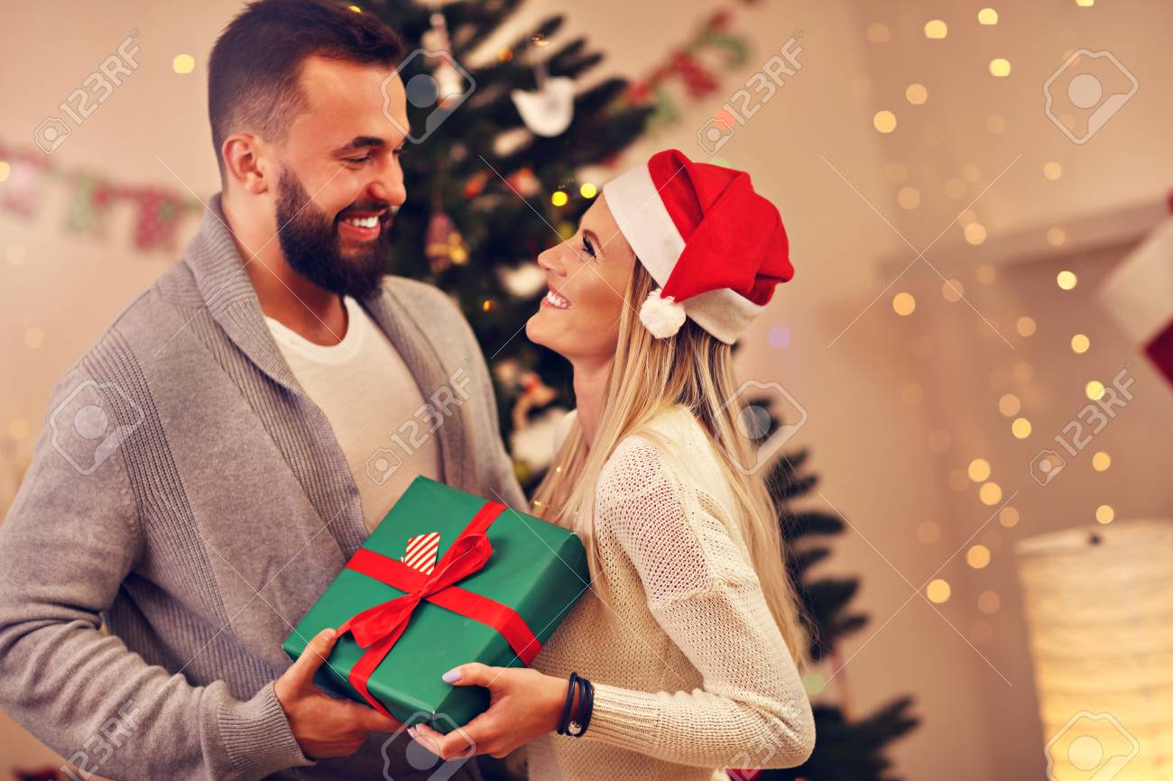 友人のグループがクリスマス プレゼント自宅 の写真素材 画像素材 Image