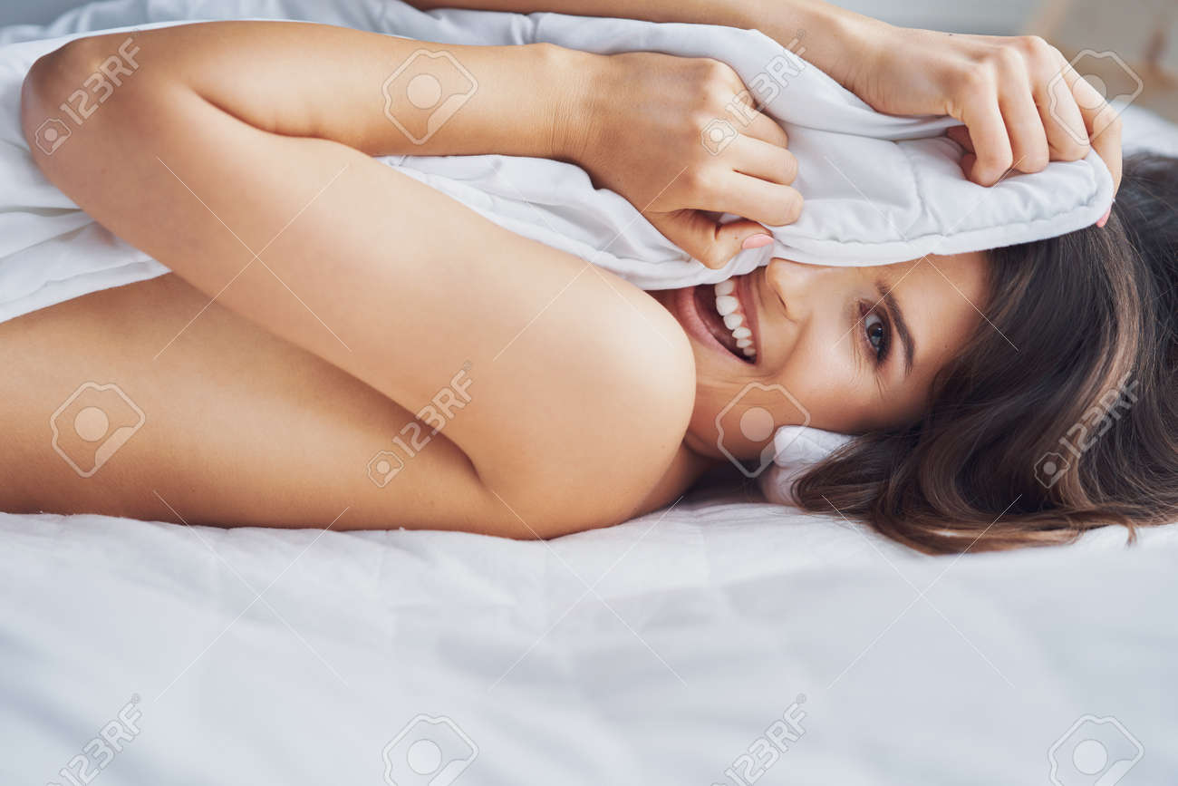 Mulher Adulta Sensual No Quarto Na Manhã Foto Royalty Free, Gravuras,  Imagens e Banco de fotografias. Image 167774776