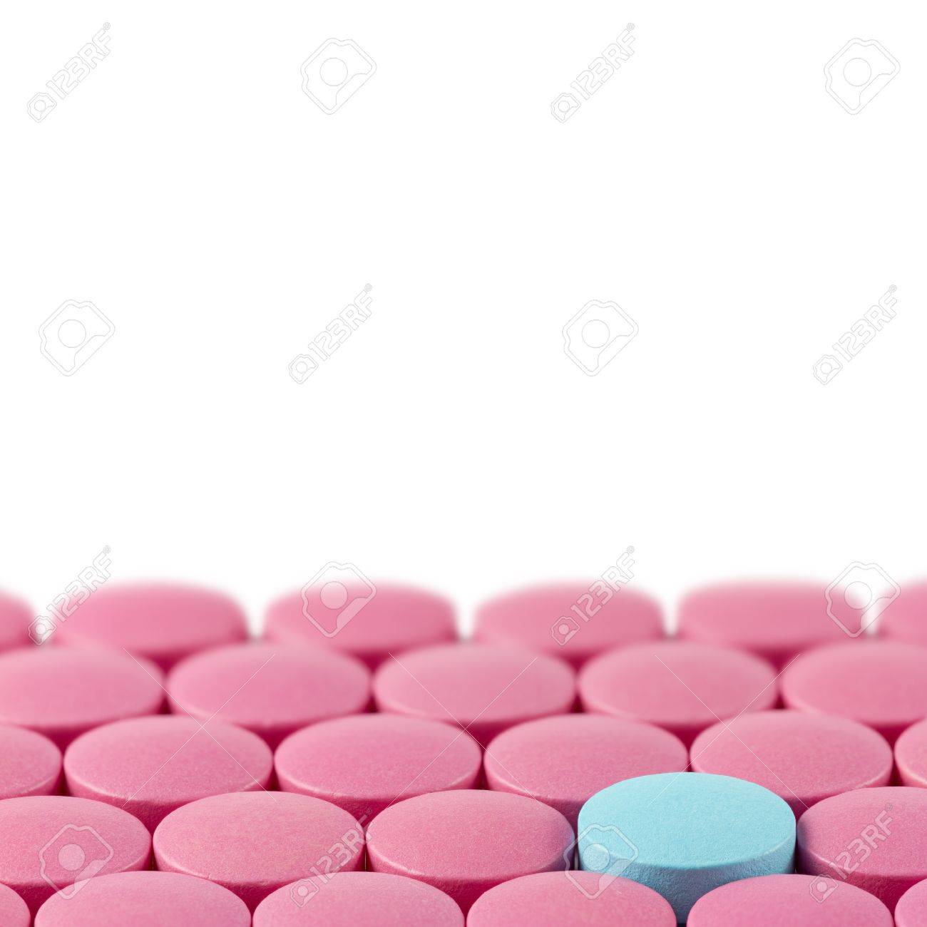Blaue Pille Zwischen Rosa Pillen Auf Weissem Hintergrund Lizenzfreie Fotos Bilder Und Stock Fotografie Image