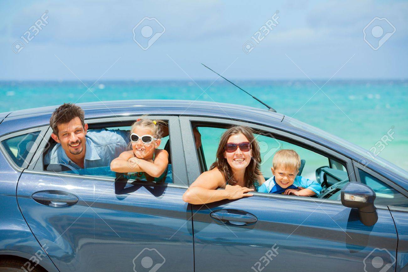 家族 4 人 車の運転中 の写真素材 画像素材 Image