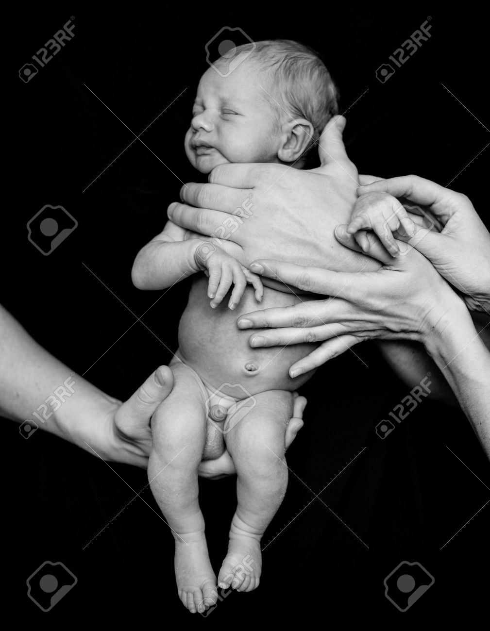 Nouveau Ne Dans Les Mains De Parents Noir Et Blanc Photo Banque D Images Et Photos Libres De Droits Image