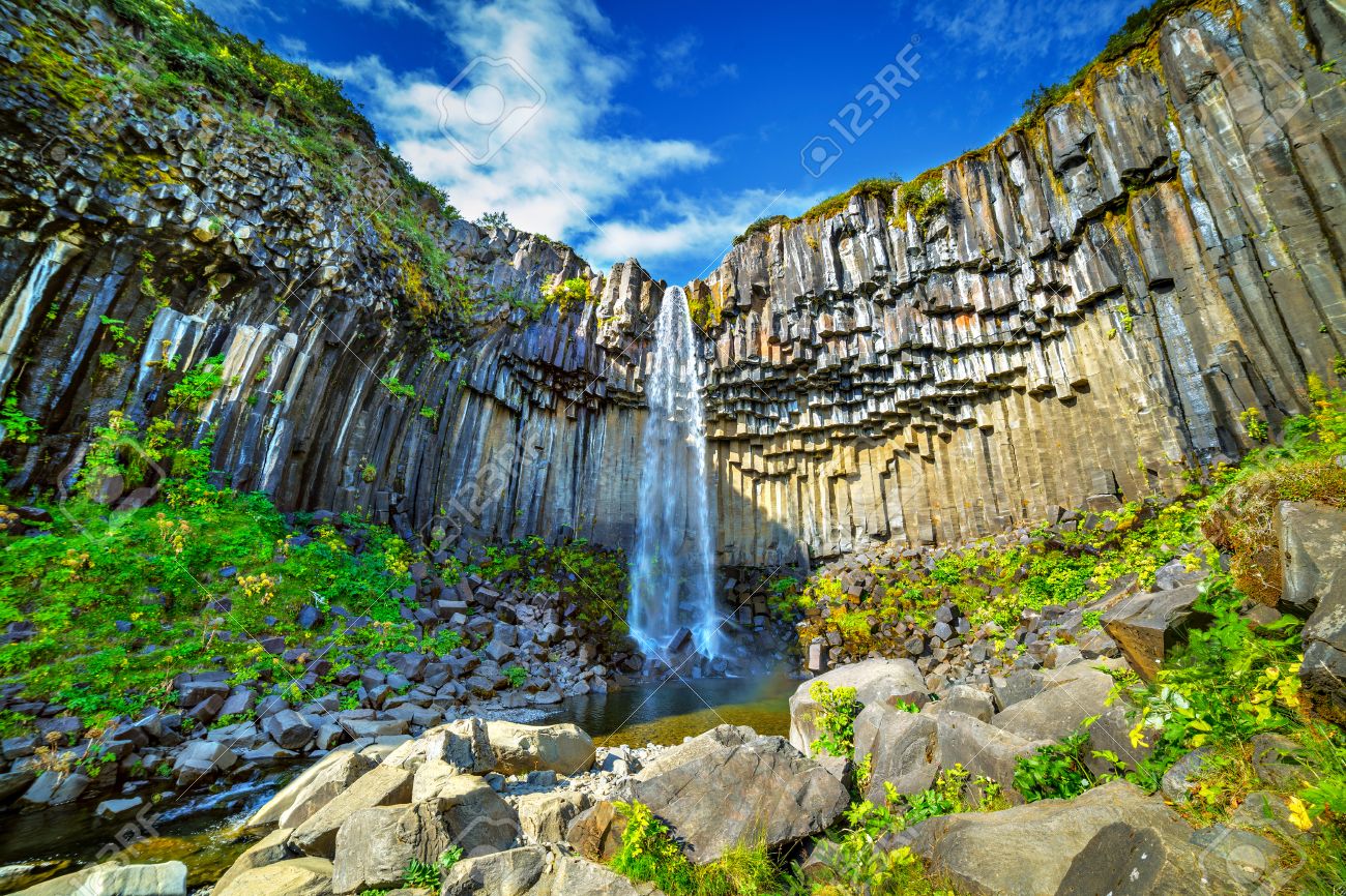 有名な Svartifoss ブラック秋東南アイスランド スカフタフェットル国立公園の観 の写真素材 画像素材 Image