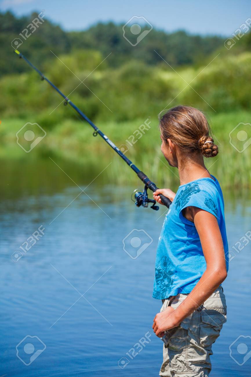 川の釣りの女の子 の写真素材 画像素材 Image