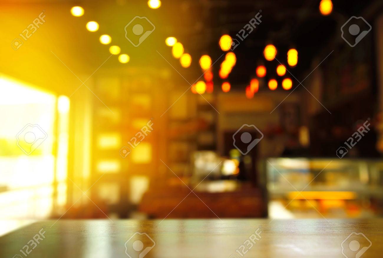 木製テーブルの上部ぼかしオレンジ色の暗い夜背景ライトとカフェやバーのインテリア デザイン の写真素材 画像素材 Image